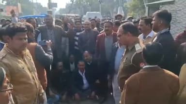 पूरनपुर: कोतवाली रोड पर अधिवक्ताओं ने जाम लगाकर कोतवाल के खिलाफ किया विरोध प्रदर्शन, कोतवाल को हटाने की मांग की