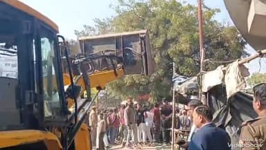 मिर्ज़ापुर: नगर पालिका ने नाली के ऊपर किए गए अतिक्रमण को जेसीबी से ध्वस्त किया, पथरहिया से बथुआ तिराहा तक चलाया गया अतिक्रमण अभियान