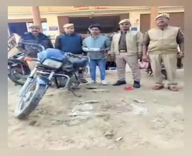 जौनपुर: शुक्रवार को थाना तेजीबाजार पुलिस टीम ने शातिर चोर को चोरी की मोटरसाइकिल, 01 तमंचा और 01 कारतूस के साथ किया गिरफ्तार