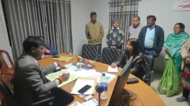 कांके: रांची के अंचल कार्यालय का उपायुक्त ने किया निरीक्षण, बायोमेट्रिक पंजी से कर्मियों के आगमन-प्रस्थान का समय देखा