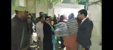 बहराइच : ठण्ड के चलते जिलाधिकारी मोनिका रानी ने जरूरतमन्दों को बांटे कम्बल, नगर क्षेत्र का भ्रमण कर देखा अलाव की स्थिति।
