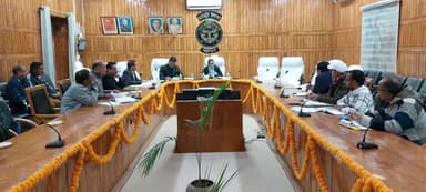 बहराइच : जिलाधिकारी ने चकबन्दी कार्यों की समीक्षा कर  लक्षित समय में कार्य पूर्ण कराने का अधिकारियों को दिया निर्देश।