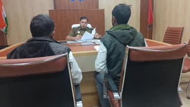 गोरखपुर: वरिष्ठ पुलिस अधीक्षक ने पुलिस कार्यालय में आए फरियादी की सुनी फरियाद