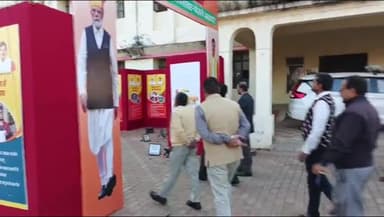 पन्ना: कलेक्ट्रेट परिसर में लगाई गई 3 दिवसीय विकास प्रदर्शनी का कलेक्टर सुरेश कुमार ने किया अवलोकन