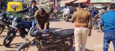 धौलपुर: ट्रैफिक पुलिस ने नगर परिषद के साथ मिलकर अतिक्रमण हटाया, दुकान के बाहर रखा सामान किया जब्त, दुकानदारों को किया पाबंद