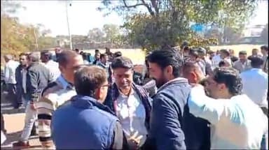 शिवपुरी नगर: विधायक की शिकायत करने सीईओ के आह्वान पर कलेक्ट्रेट जुटे कर्मचारी ; सीईओ का बदला मन, मौके पर से ज्ञापन देने से किया इंकार