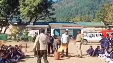 डुंडा: फायर सर्विस की टीम ने आदर्श इंटर कॉलेज मातली में स्कूली छात्र-छात्राओं को अग्नि सुरक्षा की जानकारी दी