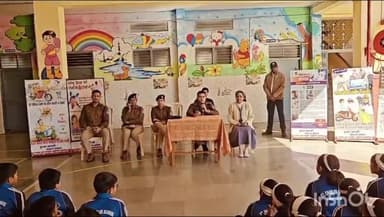 शिवपुरी नगर: जागरूकता अभियान: पुलिस ने सेंट चाल्स स्कूल में छात्रों को यातायात, महिला सुरक्षा और साइबर फ्रॉड के बारे में बताया