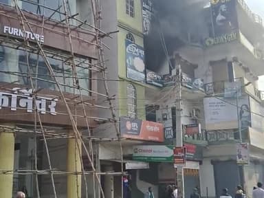 गोपालगंज पुलिस क्लब के सामने edm news कार्यालय बिल्डिंग मे लगी आग