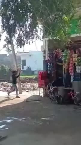 मेरठ: पबला गांव में शुक्रवार को हुई मारपीट और फायरिंग की वारदात का वीडियो सोशल मीडिया पर वायरल हुआ