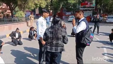 बीकानेर: नशे पर अंकुश लगाने के उद्देश्य से लॉ कॉलेज के छात्रों ने कलेक्टर कार्यालय के सामने किया नुक्कड़ नाटक का मंचन