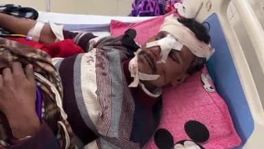 टीकमगढ़: घुवारा से 3 किलोमीटर दूर सड़क हादसे में एक व्यक्ति गंभीर रूप से घायल, जिला अस्पताल में भर्ती