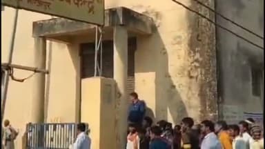 मिर्ज़ापुर: विंध्याचल थानाक्षेत्र के सामुदायिक स्वास्थ्य केंद्र के कोरोना किट स्टोर में लगी आग, मौके पर फायर ब्रिगेड की टीम पहुंची