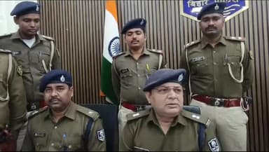 सारण पुलिस द्वारा मुफ्फसिल थाना अंतर्गत सड़क मार्ग लूट गिरोह का किया गया पर्दाफाश प्रेस द्वारा जानकारी देते अनुमंडल पुलिस पदाधिकारी सदर 1
