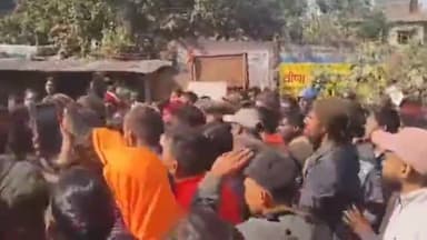 कांके: रांची के JSSC कार्यालय के बाहर प्रदर्शन कर रहे छात्रों पर लाठीचार्ज, देवेंद्रनाथ महतो को हिरासत में लिया गया