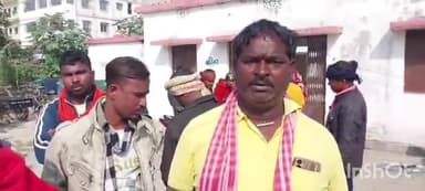 बौंसी: मानदेय न मिलने पर सफाई कर्मियों ने नगर पंचायत कार्यालय के पास हंगामा किया