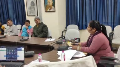 कांके: समाहरणालय में उपायुक्त के निर्देश पर अनुभाजन पदाधिकारी ने सभी डीलर इंचार्ज के साथ बैठक की