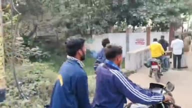 लखीसराय: लखीसराय के डीटीओ कार्यालय के पास जिला परिवहन पदाधिकारी ने वाहनों की जांच की