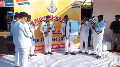शिवपुरी नगर: जन कल्याण पर्व और विजय दिवस पर शिवपुरी पुलिस के बैंड दल ने माधव चौक पर देशभक्ति गीतों पर दी प्रस्तुति