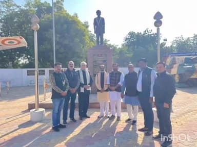 नागौर: राजस्थान सरकार के किसान आयोग अध्यक्ष सीआर चौधरी ने बीकानेर के दौरे पर विजय दिवस पर शहीदों को दी श्रद्धांजलि