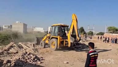 नागौर: नागौर शहर में सरकारी जमीन पर किए गए अतिक्रमण को जिला प्रशासन ने जेसीबी से हटवाया, भारी संख्या में पुलिस जाब्ता रहा मौजूद