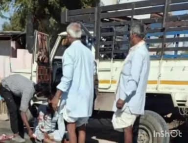 खींवसर: पांचौड़ी के निकट लोडिंग वाहन की चपेट में आने से एक बाइक सवार युवक गंभीर रूप से हुआ घायल