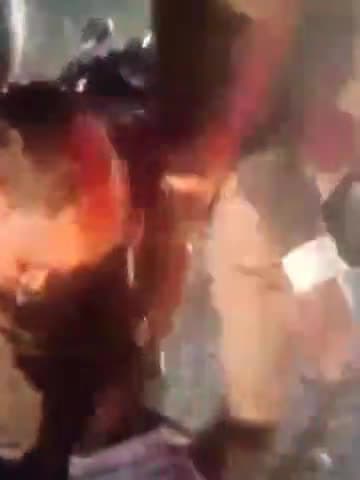 बिल्हौर: रौतापुर बम्बा के सामने घायल बाइक सवार युवक का PRV के जवानों ने कराया इलाज