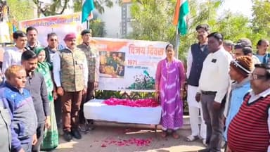 रामगंजमण्डी: शहीद पन्नलाल चोराहे पर पूर्व सैनिकों ने शहीदों को श्रदांजलि अर्पित कर विजय दिवस मनाया, संगोष्ठी आयोजित की