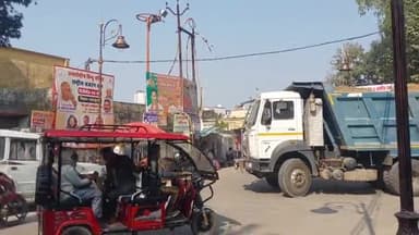 पूरनपुर: मोहनपुर जप्ती के पास हाईवे से नायब तहसीलदार ने मिट्टी भरे डंपर को पकड़कर पुलिस अभिरक्षा में दिया