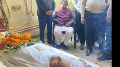 दुमका: कुम्हारपाड़ा में झामुमो महासचिव विजय कुमार सिंह के निधन पर पहुंचे सांसद नलिन सोरेन