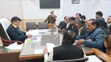 प्रतापगढ़: जिला कलेक्ट्रेट परिसर में जिलाधिकारी ने की जनसुनवाई, दूर-दराज से आए शिकायतकर्ताओं की सुनी समस्याएं