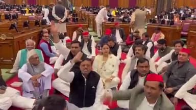 विधानसभा में समाजवादी पार्टी के विधायकों का संभल की घटना, विधानसभा उपचुनाव में हुई लोकतंत्र की लूट, बेरोजगारी, बदहाल स्वास्थ्य व कानून व्यवस्था एवं किसानों के मुद्दों पर प्रदर्शन।