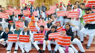 विधानसभा में समाजवादी पार्टी के विधायकों का संभल की घटना, विधानसभा उपचुनाव में हुई लोकतंत्र की लूट, बेरोजगारी, बदहाल स्वास्थ्य व कानून व्यवस्था एवं किसानों के मुद्दों पर प्रदर्शन।