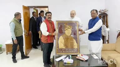 जगदलपुर: सर्किट हाउस में मुख्यमंत्री विष्णुदेव साय ने केंद्रीय गृहमंत्री अमित शाह को स्मृति चिन्ह प्रदान किया