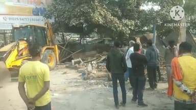 बक्सर: नगर के बायपास रोड पर सोन नहर किनारे अतिक्रमण हटाने के लिए प्रशासन ने चलाया बुलडोजर