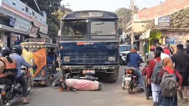 बिहार: मोगलकुआँ के रहुई रोड पर कैदी वाहन ने बाइक सवार को मारी टक्कर, बाइक सवार हुआ घायल