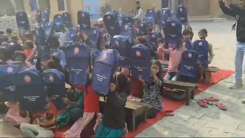 कल राष्ट्रीय साक्षरता मिशन अभियान  के तहत प्राइमरी विद्यालय सकीट में निशुल्क बैग का वितरण किया गया जरूरतमंद बच्चों को मुख्य अतिथि के रूप में रहे #बृजेश #कुमार सिंह पत्रकार प्रदेश उपाध्यक्ष #अपनी #पार्टी #सेकुलर सहयोगी दल भारतीय जनता पार्टी