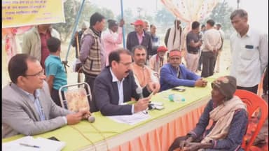 देवसर: बाघाडीह में जन कल्याण शिविर में कलेक्टर ने आयुष्मान कार्ड न बनने पर फटकार लगाई, लक्ष्य के अनुरूप कार्ड बनने पर दिया ज़ोर