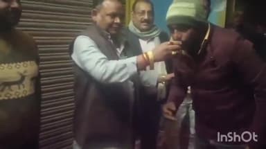 नानपारा: नवाबगंज में जूस पिलाकर जिला पंचायत सदस्य ने अनशनकारियों का अनशन तोड़वाया