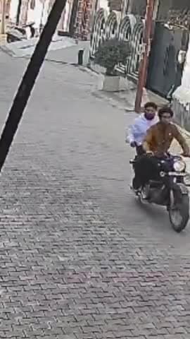 मेरठ: मेरठ के कंकरखेड़ा थाना क्षेत्र में दरोगा के बेटे ने की ताबड़तोड़ फायरिंग, सीसीटीवी में कैद, युवक को लगी गोली