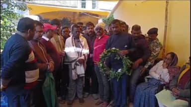 दुमका: विधायक बसंत सोरेन ने कुम्हारपाड़ा में JMM महासचिव विजय कुमार सिंह के पार्थिव शरीर पर पार्टी ध्वज अर्पित किया