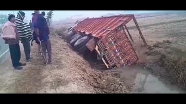 बक्सर: बालादेवा के पास अनियंत्रित होकर पलटा बालू से लदा ट्रक, बाल-बाल बचे चालक और खलासी