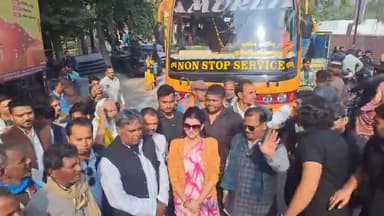 झांसी: मुक्ताकाशी मंच से शुरू हुई सनातनी रक्षा यात्रा, अयोध्या के लिए हुई रवाना