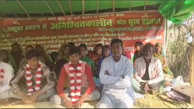 पीलीभीत: चंदिया हजारा गांव में बाढ़ से स्कूल, गांव और घरों को बचाने के लिए छात्र बैठे धरने पर