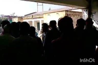 बल्देवगढ़: बल्देवगढ़ राजेंद्र विपणन खाद केंद्र पर यूरिया खाद की कमी से किसान परेशान