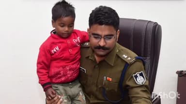 उज्जैन ग्रामीण: एसपी प्रदीप शर्मा ने पुलिस कंट्रोल रूम में बाल आरक्षक को गोद में बैठाकर नियुक्ति पत्र दिया
