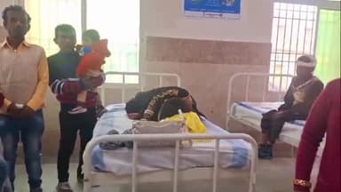 लौरिया: कटैया चौक पर गन्ना लदे ट्रक से टेंपू की टक्कर, सात लोग घायल, बाइक सवार को बचाने के प्रयास में हुआ हादसा