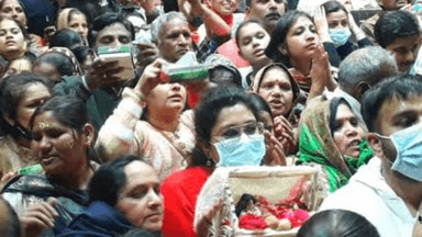 मथुरा: वृंदावन के बांके बिहारी मंदिर में दर्शन करने आई महिला श्रद्धालु की तबीयत भीड़ के कारण बिगड़ी, गश खाकर गिरी