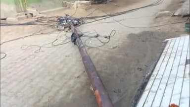 मथुरा: गोवर्धन रोड स्थित ज्ञानदीप स्कूल के समीप जर्जर विद्युत पोल गिरा, बड़ा हादसा होने से टला