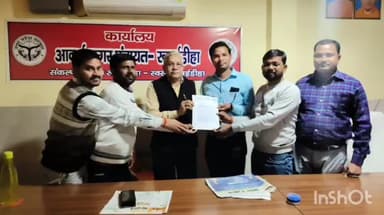 नानपारा: रुपईडीहा नगर पंचायत अध्यक्ष को विद्युत कर्मचारियों ने निजीकरण के खिलाफ सौंपा ज्ञापन